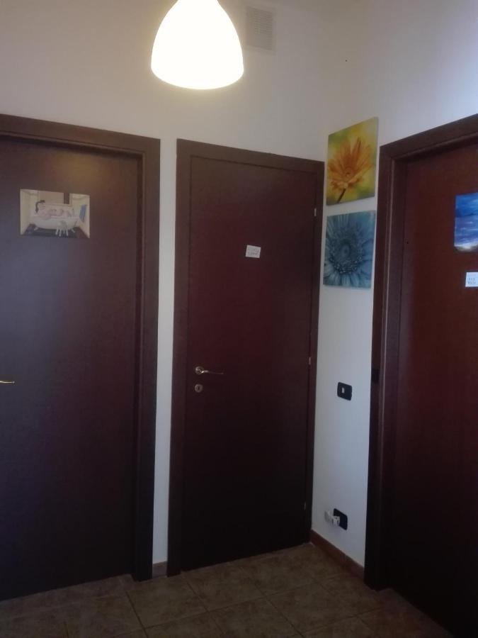 פיומיצ'ינו A Santy'S Rooms-Bagnocondiviso Sharedboth Room2Piano-No Lift-3Chilom A Piedi Xaeroporto-A Pagamento Shuttle Air Condizextra Bed Extrabed For A Fee-3 Minuti Bus Xfieradiroma-10 Minutes Stop Bus To Rome In50 Minutes Trafficpermitting Are You To Rome מראה חיצוני תמונה