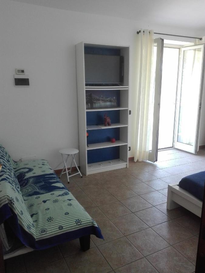 פיומיצ'ינו A Santy'S Rooms-Bagnocondiviso Sharedboth Room2Piano-No Lift-3Chilom A Piedi Xaeroporto-A Pagamento Shuttle Air Condizextra Bed Extrabed For A Fee-3 Minuti Bus Xfieradiroma-10 Minutes Stop Bus To Rome In50 Minutes Trafficpermitting Are You To Rome מראה חיצוני תמונה