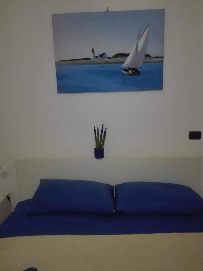 פיומיצ'ינו A Santy'S Rooms-Bagnocondiviso Sharedboth Room2Piano-No Lift-3Chilom A Piedi Xaeroporto-A Pagamento Shuttle Air Condizextra Bed Extrabed For A Fee-3 Minuti Bus Xfieradiroma-10 Minutes Stop Bus To Rome In50 Minutes Trafficpermitting Are You To Rome מראה חיצוני תמונה