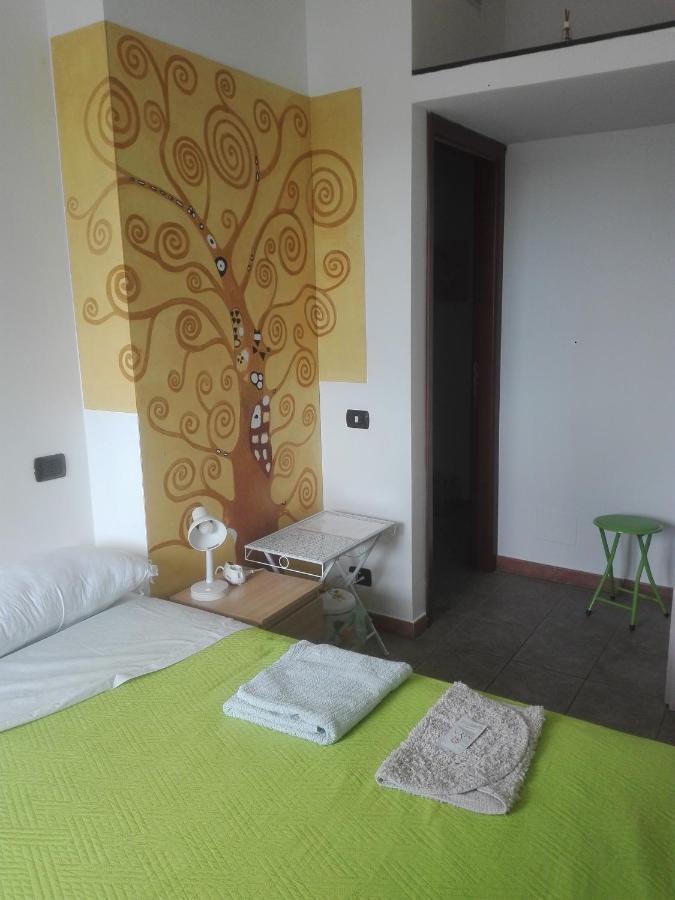 פיומיצ'ינו A Santy'S Rooms-Bagnocondiviso Sharedboth Room2Piano-No Lift-3Chilom A Piedi Xaeroporto-A Pagamento Shuttle Air Condizextra Bed Extrabed For A Fee-3 Minuti Bus Xfieradiroma-10 Minutes Stop Bus To Rome In50 Minutes Trafficpermitting Are You To Rome מראה חיצוני תמונה