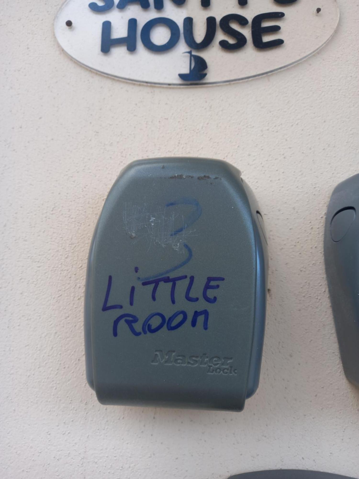פיומיצ'ינו A Santy'S Rooms-Bagnocondiviso Sharedboth Room2Piano-No Lift-3Chilom A Piedi Xaeroporto-A Pagamento Shuttle Air Condizextra Bed Extrabed For A Fee-3 Minuti Bus Xfieradiroma-10 Minutes Stop Bus To Rome In50 Minutes Trafficpermitting Are You To Rome חדר תמונה