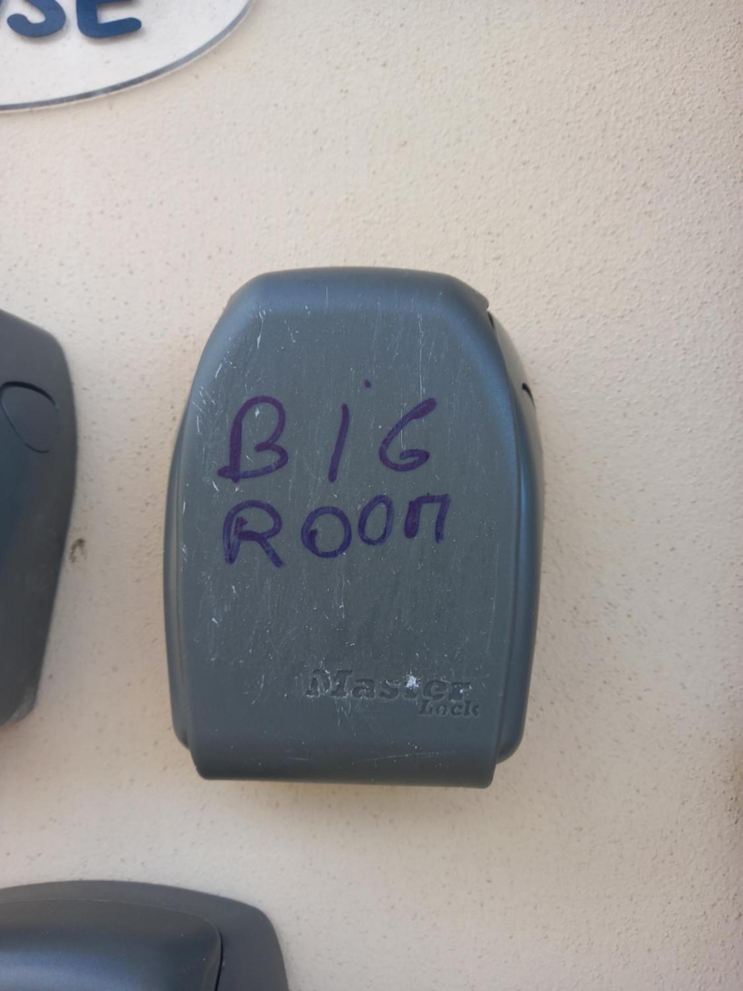 פיומיצ'ינו A Santy'S Rooms-Bagnocondiviso Sharedboth Room2Piano-No Lift-3Chilom A Piedi Xaeroporto-A Pagamento Shuttle Air Condizextra Bed Extrabed For A Fee-3 Minuti Bus Xfieradiroma-10 Minutes Stop Bus To Rome In50 Minutes Trafficpermitting Are You To Rome חדר תמונה