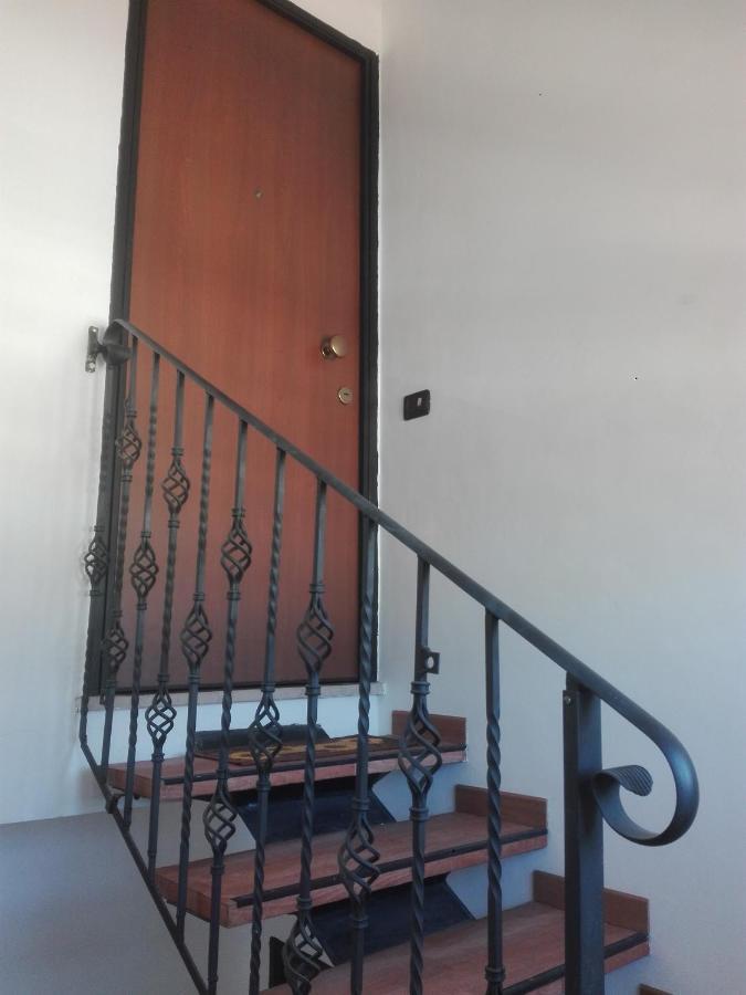 פיומיצ'ינו A Santy'S Rooms-Bagnocondiviso Sharedboth Room2Piano-No Lift-3Chilom A Piedi Xaeroporto-A Pagamento Shuttle Air Condizextra Bed Extrabed For A Fee-3 Minuti Bus Xfieradiroma-10 Minutes Stop Bus To Rome In50 Minutes Trafficpermitting Are You To Rome מראה חיצוני תמונה