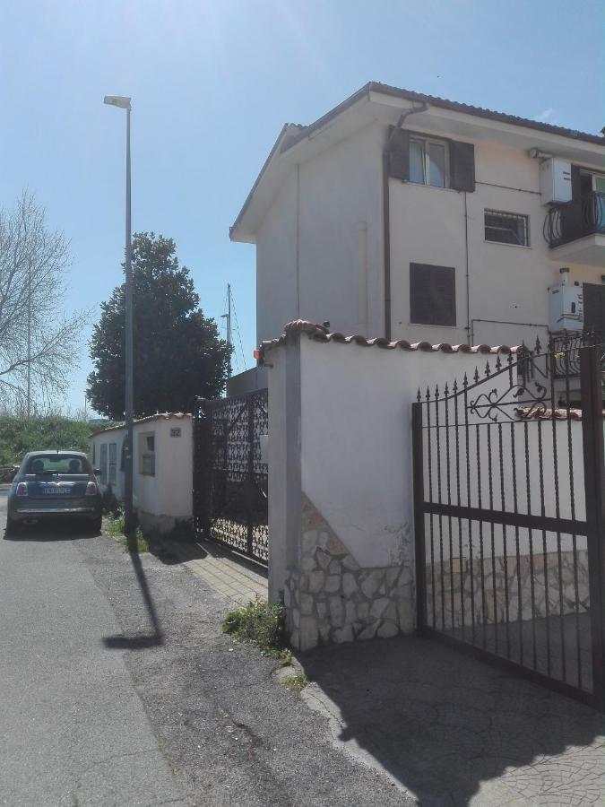 פיומיצ'ינו A Santy'S Rooms-Bagnocondiviso Sharedboth Room2Piano-No Lift-3Chilom A Piedi Xaeroporto-A Pagamento Shuttle Air Condizextra Bed Extrabed For A Fee-3 Minuti Bus Xfieradiroma-10 Minutes Stop Bus To Rome In50 Minutes Trafficpermitting Are You To Rome מראה חיצוני תמונה